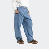 Pantalón de jean estilo baggy con diseño barrel, bolsillos laterales amplios y costuras reforzadas en las rodillas. Presenta un corte holgado y tiro medio.