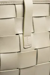 Cartera tote de cuero marrón con diseño trenzado a mano, de formato rectangular y doble asa de hombro.