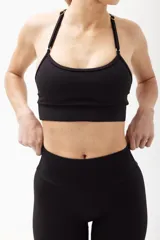 Top deportivo negro con breteles regulables y almohadillas removibles.