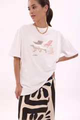 Remera blanca de manga corta, corte oversize, con estampa colorida de motivos marinos y botánicos en el frente.