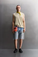 Musculosa Zara Athleticz de corte holgado, confeccionada en tejido ligero de lino y algodón, con cuello redondo y diseño sin mangas.