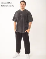 Remera unisex de corte oversize con efecto de lavado a la piedra, confeccionada en algodón de alto gramaje. Presenta cuello redondo y el logo de la marca bordado en el centro del pecho.
