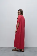Vestido midi negro de algodón con calce relajado, silueta recta, cuello redondo, mangas cortas amplias y tajos laterales.