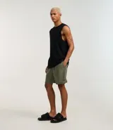 Bermuda masculina de corte recto, color verde oliva, con cintura elástica y cordón de ajuste. Cuenta con bolsillos laterales y está confeccionada en una mezcla de viscosa y cáñamo.