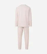 Pijama largo masculino de la marca Viko, confeccionado en fleece de color marrón, con textura suave. Compuesto por remera de manga larga con cuello redondo y puños ajustados, y pantalón tipo jogger con cintura elástica con cordón de ajuste y bolsillos.