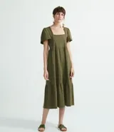 Vestido midi de algodón color verde militar, con escote cuadrado, mangas cortas amplias y falda con volantes en el ruedo.