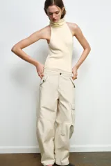 Pantalón cargo de tiro medio confeccionado en algodón, con cintura con trabillas, bolsillos delanteros y bolsillo de plastrón con solapa en la pierna.