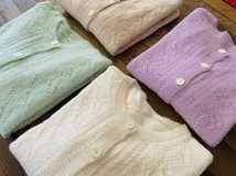 Cárdigan tejido con botones, de punto calado, color lila.