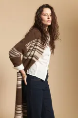 Cardigan largo de tejido suave con diseño de rayas horizontales en tonos gris y tostado. Presenta una silueta relajada y abierta, ideal para superponer en capas.