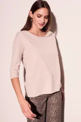 Remera oversize de algodón color blanco hueso, con cuello redondo y mangas 3/4.