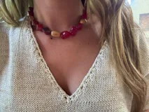 Collar corto con piedras de colores rosa, marrón y beige.