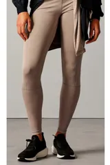 Calza deportiva Umbro modelo Pro Training 7/8, color beige, de diseño ajustado con costuras reforzadas en las rodillas.