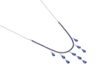 Collar de plata 925 con circonias azules y detalle de gotas colgando.