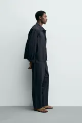 Sobrecamisa regular fit confeccionada en popelín de algodón color negro, con cuello solapa, bolsillos de plastrón en el pecho y cierre frontal con botones.