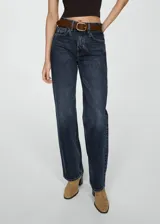 Jeans de tiro alto y corte recto, confeccionados en tejido de algodón estilo denim en color azul oscuro con efecto lavado. Presentan diseño de cinco bolsillos, cierre frontal con cremallera y botón, y trabillas para cinturón.