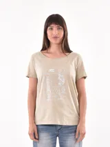 Remera color beige con estampado del signo zodiacal Virgo en color blanco.