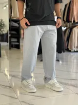 Pantalón de jogging gris melange, con diseño oversize y corte recto, ideal para un estilo urbano y cómodo.
