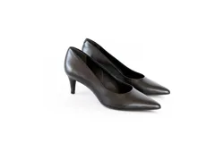 Stiletto de cuero negro con diseño clásico, punta fina y tacón fino de 5 cm.