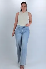 Jean wide leg de tiro alto y lavado claro, con diseño de perneras amplias y costuras diagonales.