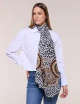 Pashmina de gasa estampada con diseño combinado de animal print y mandalas en tonos blanco, negro, marrón y ocre.