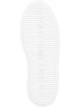 Zapatillas de estilo tenis Tommy Hilfiger, confeccionadas en piel blanca con suela de plataforma de caucho. Presentan detalles en color azul marino en el talón y una línea decorativa en tono granate, junto con ojales metálicos y logo de la marca en el lateral.