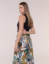Vestido midi combinado de la marca Figueroa & Flower, con torso de modal azul sin mangas y cuello redondo, y falda evasé de rayón con estampado floral y paisajes en tonos blancos y azules, con cintura elastizada y lazo para anudar.