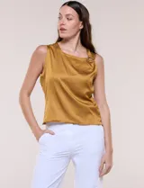 Blusa de satén color mostaza, de corte fluido, con diseño asimétrico sin mangas, detalle de aro metálico en el hombro y espalda descubierta con cierre de botón.