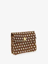Cartera pequeña estilo sobre, color marrón con estampado de lunares blancos. Cierre frontal con broche a presión metálico dorado.