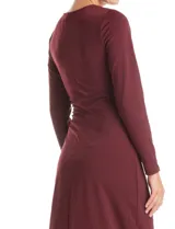 Vestido midi de seda fría color bordó, con cuello a la base, mangas largas y detalle de lazo ajustable en la cintura que crea un efecto drapeado lateral.