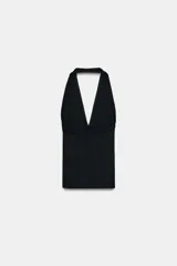 Top halter de color marrón, con escote profundo en V y diseño ajustado al cuerpo.