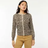 Cárdigan de punto fino color beige con estampado animal print, cuello redondo, cierre frontal con botones y mangas largas.