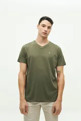 Remera blanca de algodón con cuello en V, manga corta, calce regular y logo bordado en el pecho.