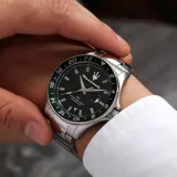 Reloj Maserati Sfida modelo R8853140005 para hombre. Caja de acero inoxidable plateada de 42mm, esfera negra con detalles en verde, cristal mineral y correa de acero inoxidable. Movimiento de cuarzo, resistente al agua hasta 100 metros.