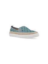 Alpargatas tipo slip-on Hush Puppies, con capellada de tejido trenzado en color turquesa, detalle de yute en la entresuela y suela blanca de caucho termoplástico.