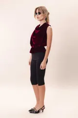 Blusa de terciopelo color borgoña, sin mangas, con escote drapeado y peplum elastizado en la cintura.