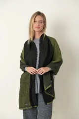 Pashmina italiana en lana y viscosa con diseño a rayas en tonos púrpura, gris y beige. Terminación en flecos.