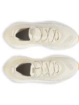 Championes de running Under Armour modelo Phantom 4, color beige con suela de goma color caramelo. Presentan un diseño de tejido de punto con cuello elástico, contrafuerte de TPU en el talón y amortiguación UA HOVR+.