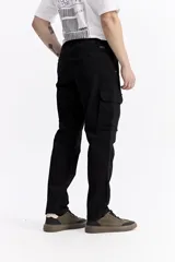 Pantalón cargo color beige, de corte recto y diseño funcional. Presenta bolsillos laterales tipo cargo con cierre y costuras reforzadas en las rodillas.