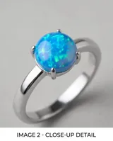 Anillo de plata con piedra de ópalo turquesa redondo engarzado en cuatro puntas.