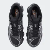 Championes New Balance modelo Abzorb 2000, de diseño futurista y progresivo. Presentan una combinación de amortiguación ABZORB de longitud completa y almohadillas ABZORB SBS en la suela segmentada. El empeine combina malla y detalles sintéticos con acabado reflectante, destacando el logo N en el lateral.