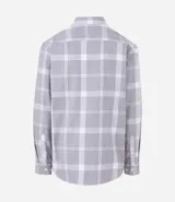 Camisa de franela de manga larga con estampado de cuadros en blanco y negro. Presenta cuello inglés, cierre frontal con botones y bolsillo en el pecho.