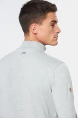 Remera de manga larga tipo buzo liviano, confeccionada en tejido jersey color gris melange. Presenta cuello mao con tapeta de tres botones y puños en rib.