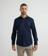 Camisa de vestir azul marino, corte slim fit, de tela Oxford, con cuello camisero y cierre con botones.