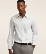 Camisa de microfibra de manga larga color negro, de calce regular, con cuello camisero y cierre frontal con botones. Incorpora tecnología Easy Care para un secado rápido y menor formación de arrugas.