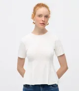 Blusa peplum de manga corta y cuello redondo, confeccionada en viscosa color blanco con recortes estructurados.