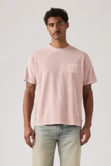 Remera de algodón color rosa con cuello redondo y estampado frontal pequeño con el logo de la marca.