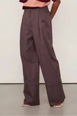 Pantalón de vestir de corte ancho, color borgoña con finas rayas verticales color beige. Presenta bolsillos laterales y traseros con botón.