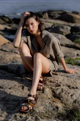 Sandalias de cuero marrón con diseño de tiras múltiples, hebillas metálicas ajustables y detalle de cuero con pelo estampado en la parte frontal. Presentan una base cuadrada y cierre de pulsera en el tobillo.