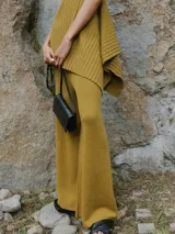 Pantalón de punto de lino de doble frontura para mujer, color verde oliva. Con cinturilla elástica y pierna ancha.