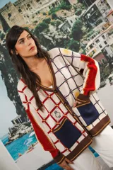 Cárdigan con espíritu vintage y mix de texturas, tejido en jacquard, con bolsillos frontales contrastantes, botones grandes, bordado a mano en manga y etiqueta de cuero con logo Anthea en la parte trasera.